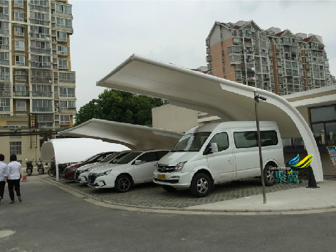 新虹社區(qū)膜結(jié)構(gòu)車(chē)棚白色_社區(qū)車(chē)棚造型獨(dú)特_車(chē)棚簡(jiǎn)約